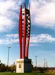Vista completa de la mega-escultura en su emplazamiento
