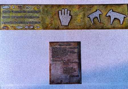 Detalle del pedestal de hormig�n armado revestido con granito mara fiamantado.