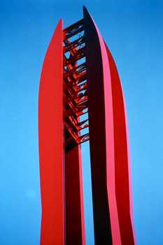 Detalle de la megaescultura, donde se puede apreciar, la escultura propiamente dicha, constru�da en acero.